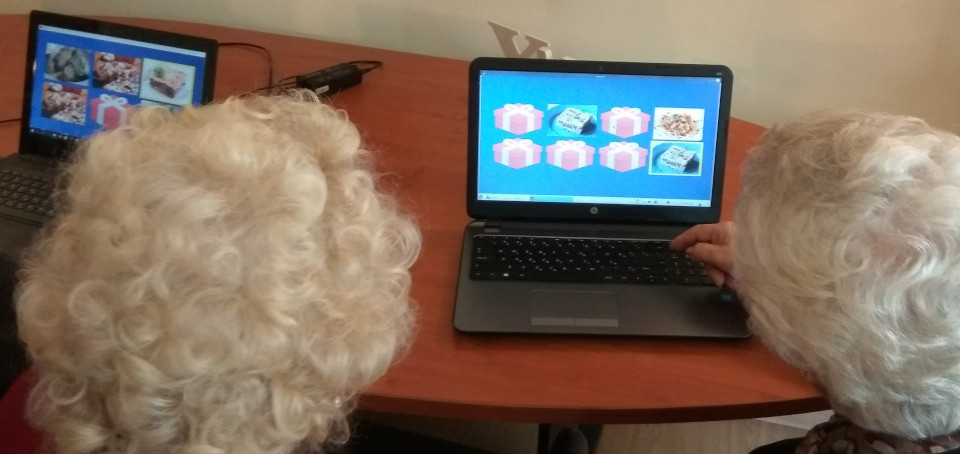 Elderly playing games in Memor-I Studio.