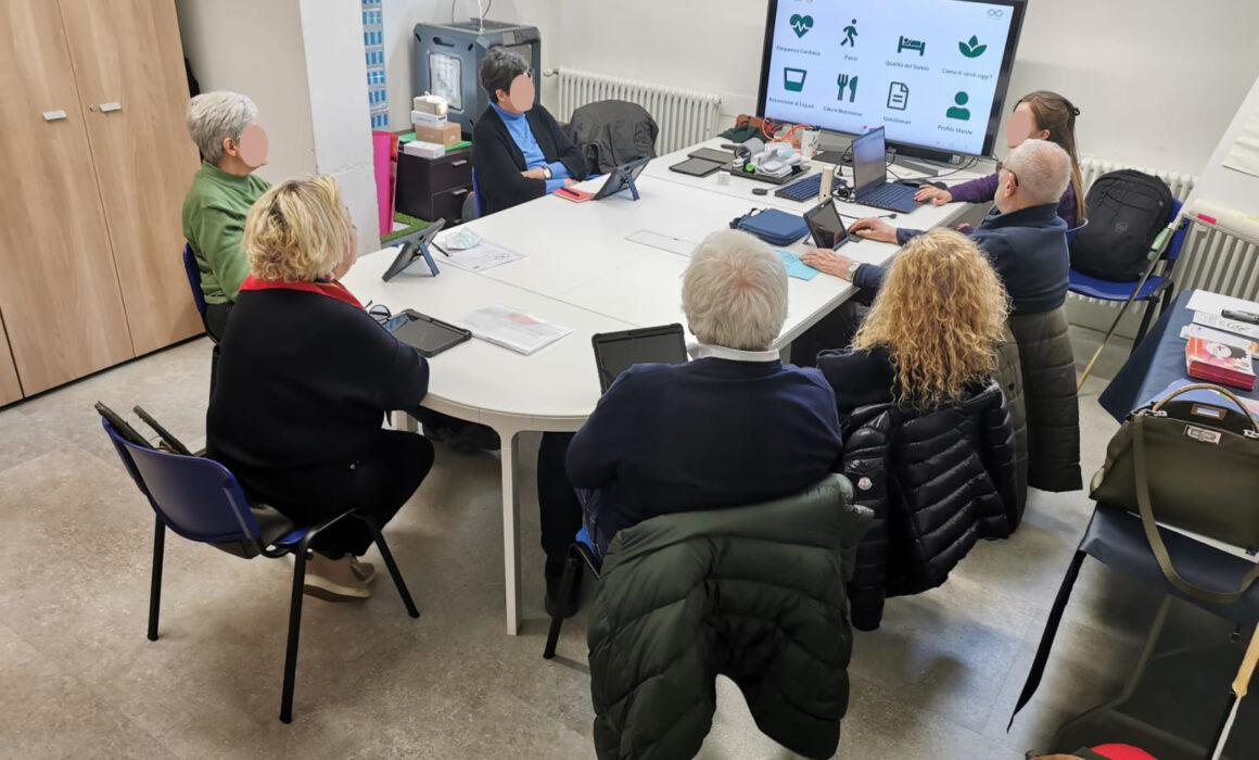 One of the weekly meetings of the co-design group where older adults, guided by an expert, reflect on the opportunities of using different technologies and the digital solutions of the SHAPES project.