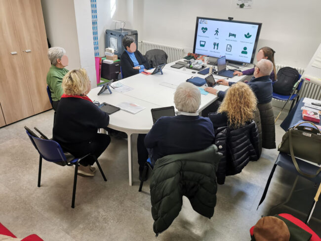 One of the weekly meetings of the co-design group where older adults, guided by an expert, reflect on the opportunities of using different technologies and the digital solutions of the SHAPES project.